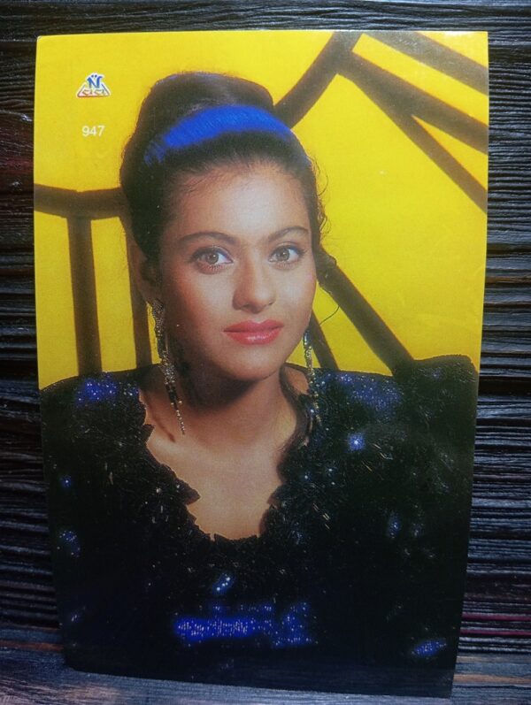 Kajol Devgn * Vintage Bollywood Postcard * (NAA (947)