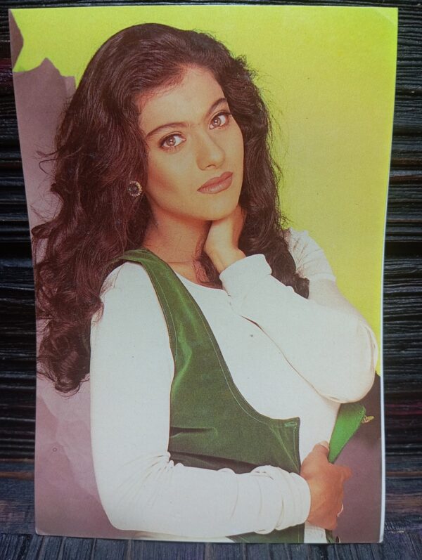 Kajol Devgn * Vintage Bollywood Postcard * (ROYAL) (PC-2659)
