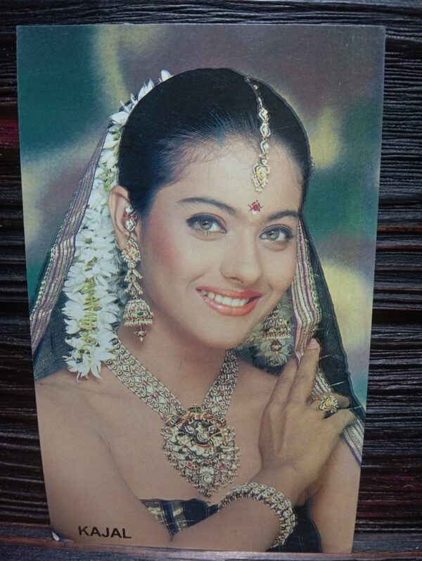 Kajol Devgn * Vintage Bollywood Postcard * (NAA) (WN)