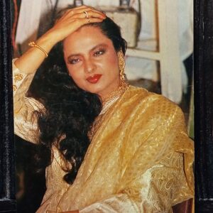Rekha * Vintage Bollywood Postcard * (BAP) (1845)