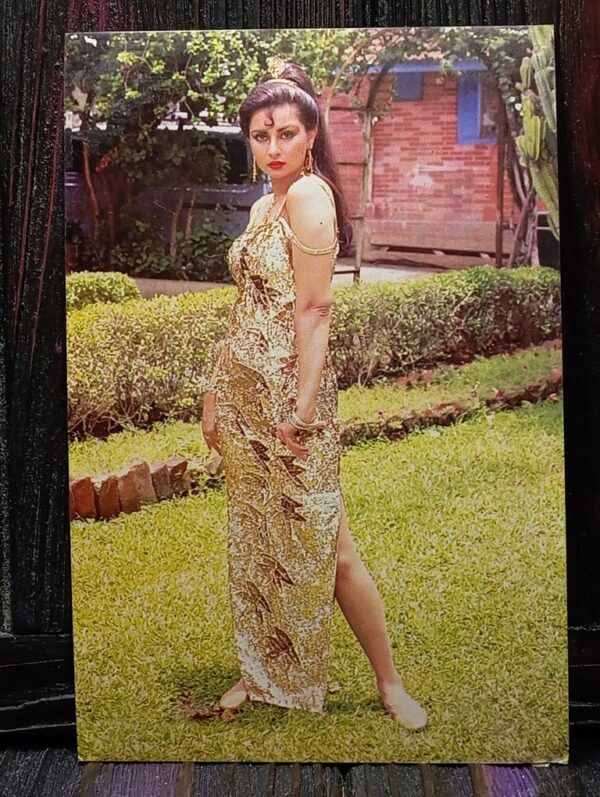 Poonam Dhillon * Vintage Bollywood Postcard * (BAP) (722)