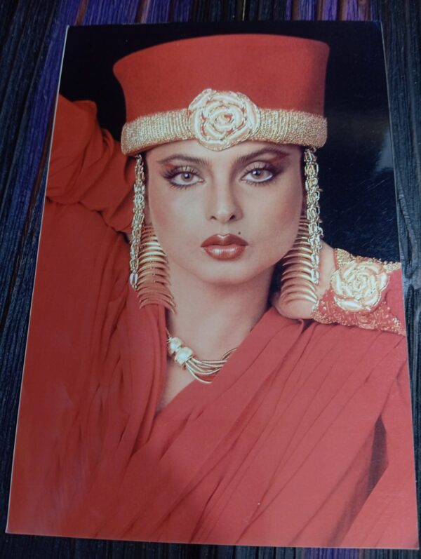 Old color photo Bollywood actress * Rekha
