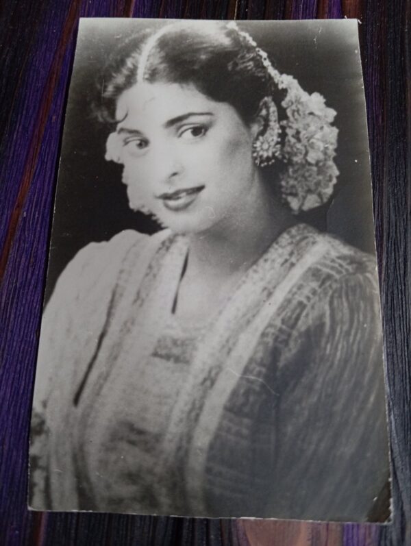 Old photo Bollywood actress * Juhi Chawla