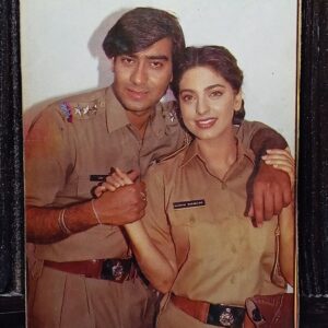 Juhi Chawla Ajay Devgan * Vintage Bollywood Postcard * (Naa) (WN)