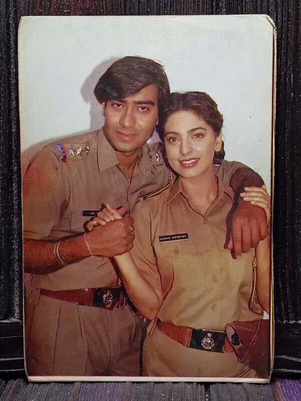 Juhi Chawla Ajay Devgan * Vintage Bollywood Postcard * (Naa) (WN)