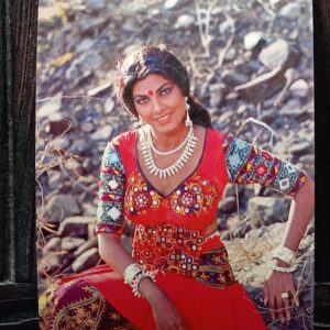 Kimi Katkar * Vintage Bollywood Postcard * (BAP) (678)