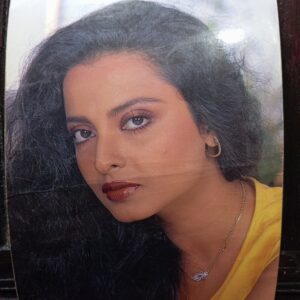 Rekha * Vintage Bollywood Postcard * (RC) (PC 332)