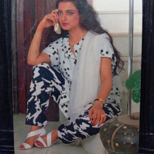 Rekha * Vintage Bollywood Postcard * (RC) (PC 726)
