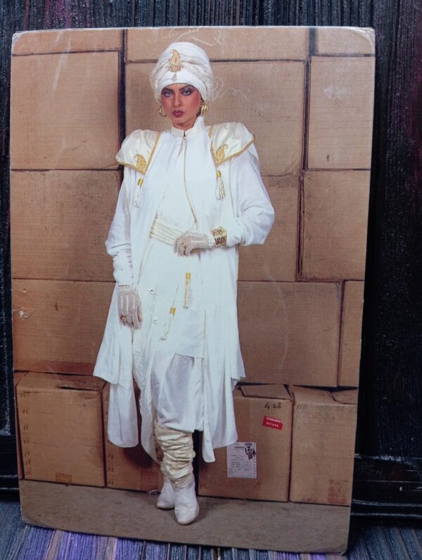 Rekha * Vintage Bollywood Postcard * (RC) (PC 687)