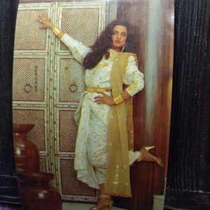 Rekha * Vintage Bollywood Postcard * (RC) (PC 743)