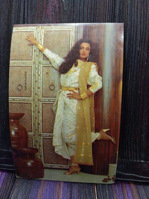 Rekha * Vintage Bollywood Postcard * (RC) (PC 743)