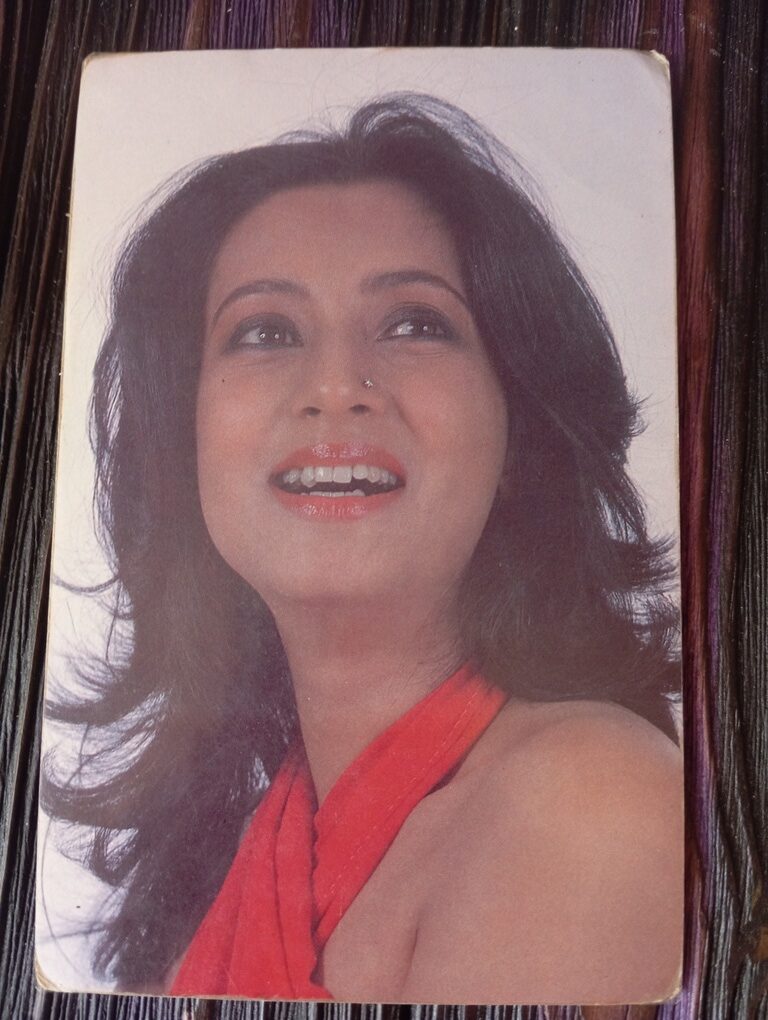 Moon Moon Sen * Vintage Bollywood Postcard * (Mirror) (PC 37)