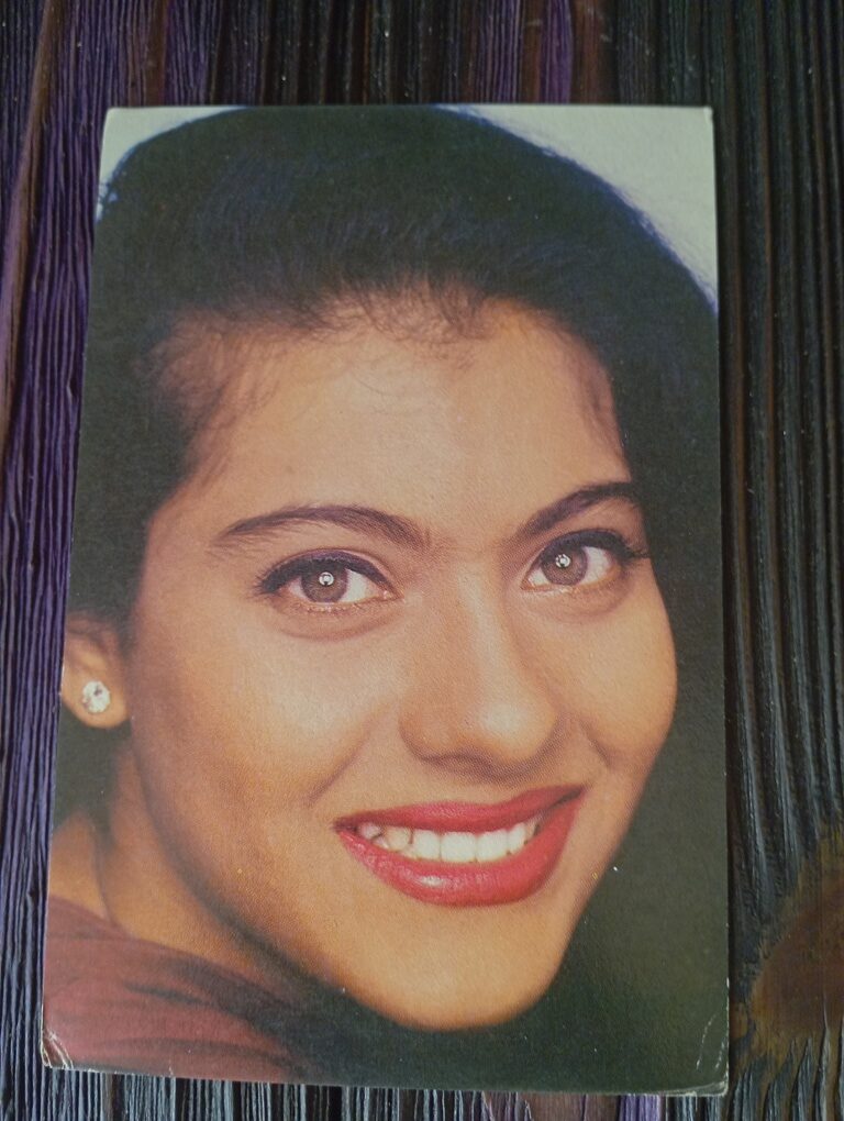Kajol Devgn * Vintage Bollywood Postcard * (NCC)(WN )