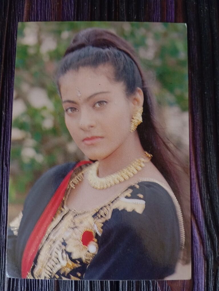 Kajol Devgn * Vintage Bollywood Postcard * (BAP) (2938)