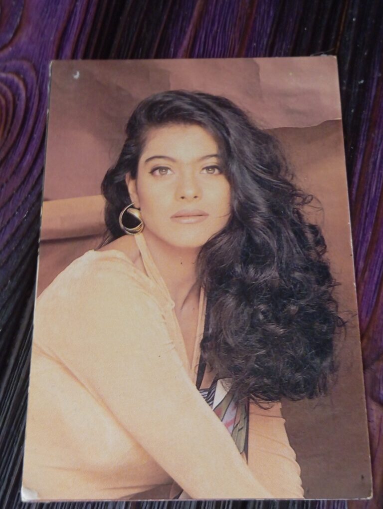 Kajol Devgn * Vintage Bollywood Postcard * (NCC) (5219)