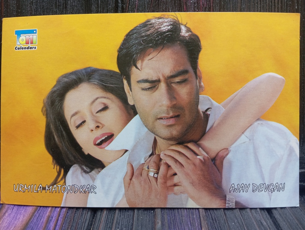 Urmila Matodonkar Ajay Devgn * Vintage Bollywood Postcard * (Toni) (WN)