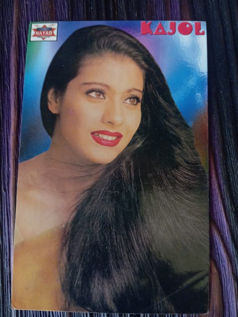 Kajol Devgn * Vintage Bollywood Postcard * (NAA) (WN)