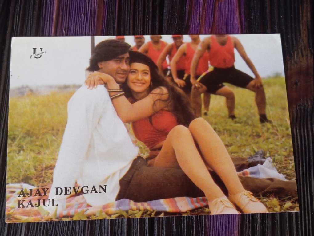 Kajol Ajay Devgn * Vintage Bollywood Postcard * (UC) (WN)