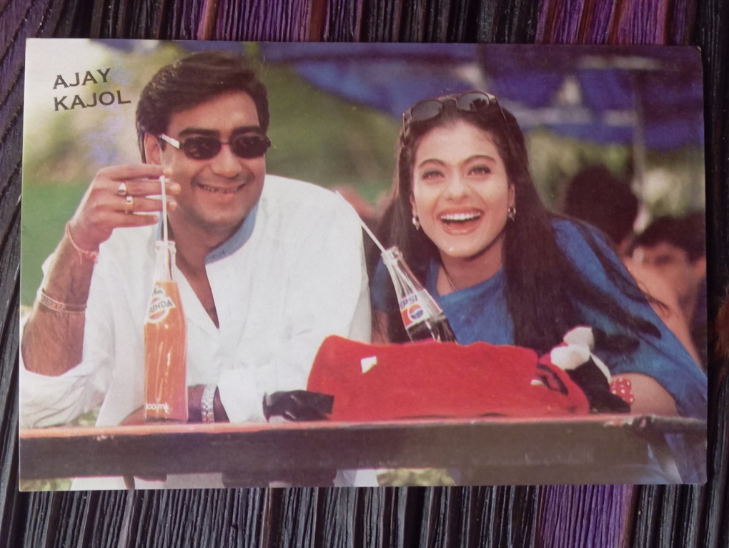 Kajol Ajay Devgn * Vintage Bollywood Postcard * (UC) (WN)