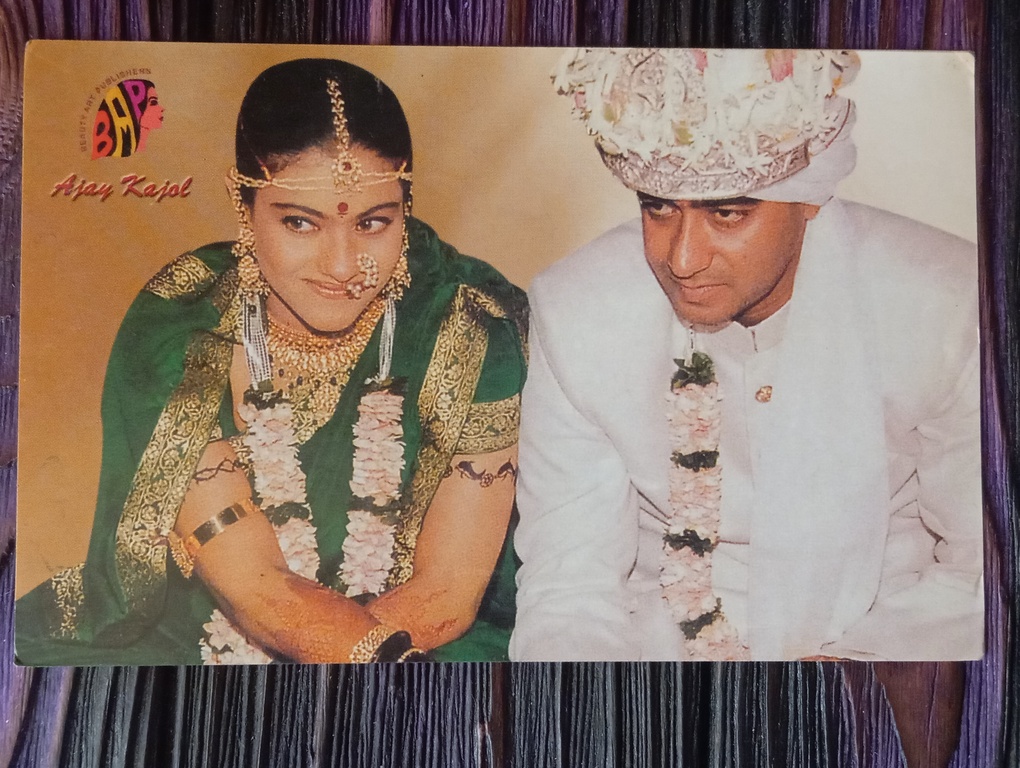 Kajol Ajay Devgn * Vintage Bollywood Postcard * (BAP) (WN)