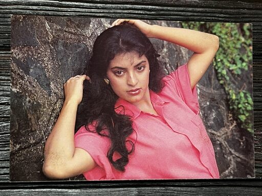 Juhi Chawla * Vintage Bollywood Postcard * (BAP) (1145)
