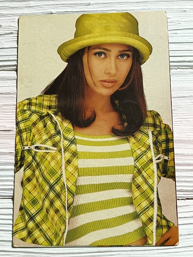 Karishma Kapoor * Vintage Bollywood Postcard * (NCC) (WN)