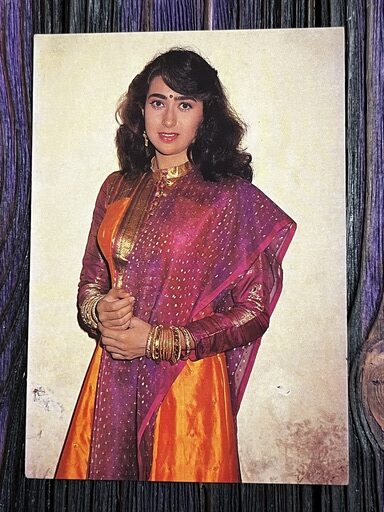 Karishma Kapoor * Vintage Bollywood Postcard * (RS) (2144)